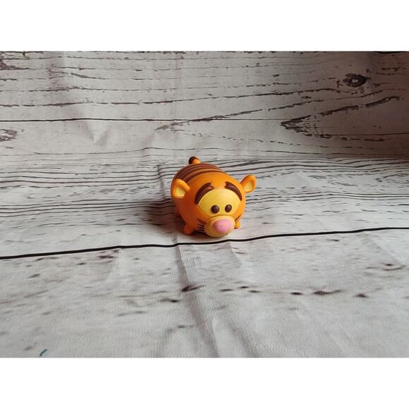 Authentic Disney Tsum Tsum Stack Vinyl Tigger Figure 1.5 Inches - Picture 1 of 5
